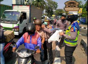 Satlantas Jakarta Barat Memberikan Helm Kepada Pengendara Motor Saat Operasi Zebra 