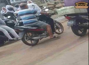 Sepanjang Jalan Umum dari proyek Pinggir Kecamatan Pinang Jalan Aspal Menjadi Licin Akibat Tanah Proyek dan Hujan