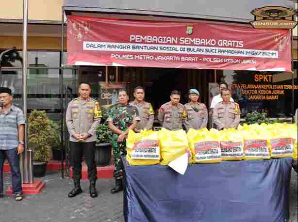 Tebar kebaikan Polres Metro Jakarta Barat dan Polsek Kebon Jeruk Bagikan 350 Paket Sembako Gratis