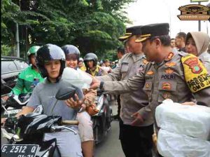 Ratusan Pengendara Sepeda Motor di Hentikan Oleh Polisi Untuk Berbagi Takjil
