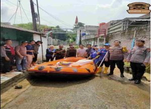 Kapolsek Bojongsari dan Anggota Polsek Bersama Team Tagana Beraksi di Lokasi Banjir