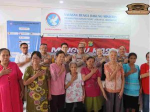 Minggu Kasih di Rumah Panti Jompo, Kapolres Metro Jakut Serahkan Kursi Roda