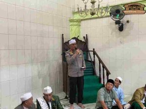 Dirbinmas Polda Metro Jaya Sholat Subuh Keliling Serahkan Al Quran dan Sembako di Jatinegara