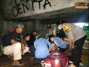 Tanggap Aduan Warga, Polsek Tambora dan P3S Evakuasi Pria Sakit di bawah Flyover Angke
