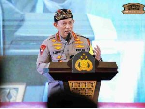 Kapolri Beri Penghargaan Masuk POLRI Untuk Casis Bintara Korban Begal Di Jakarta Barat