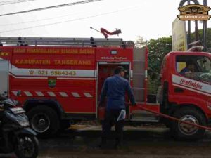 Pengusaha Muda RD CS Selaku Pengusaha Galian Turunkan 1 Unit Mobil Damkar Untuk Bersihkan Jalan Raya Bakung – Kronjo