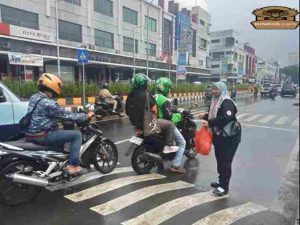 Menerjang Hujan, Kabid sosial FWJI Tangkot Jalankan Rutinitas Jum’at Berkah