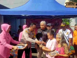 Peduli Masyarakat, Polres Metro Jakarta Timur dan Bhayangkari Bagikan Nasi Box Gratis Di Matraman