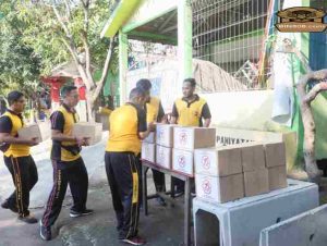 Sambut HUT Bhayangkara ke-78, Polres Jakut Bagikan Sembako ke Warga Semper Barat