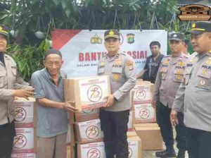 Sambut HUT Bhayangkara ke-78, Polsek Kalideres Distribusikan 75 Paket Sembako kepada Warga