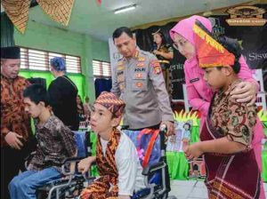 Jelang Hari Bhayangkara, Kapolres Metro Tangerang Kota Serahkan Bantuan Alkes ke SLB di Pinang