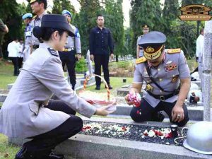 Jelang HUT Bhayangkara Ke-78, Jajaran Mabes Polri Ziarah ke TMP Kalibata