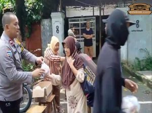 Pembagian Nasi Bungkus Kepada Warga kurang Mampu