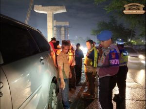 Polisi Evakuasi Mobil Yang Tersangkut Pembatas Jalan Di Tanjung Priok