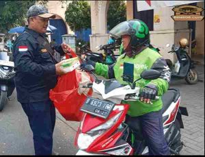 Forum Wartawan Jaya Indonesia (FWJI) Jum’at Berkah Bagi Nasi Kotak 