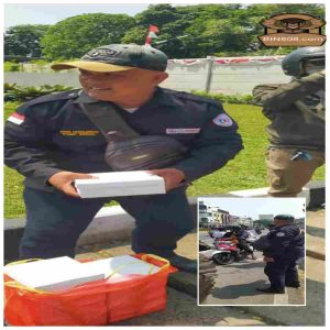 Jum’at Berkah Forum FWJI Kota Tangerang Berbagi Nasi Kotak Di Depan Polres Metro