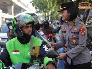 Kapolres Metro Jakut Pimpin Apel dalam Rangka HUT Polwan Ke-76 TH dan Polwan Polres Metro Jakarta Utara Bagikan Bunga kepada Masyarakat yang Melintas 