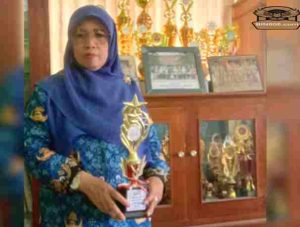 Kepala Sekolah Ibu HALIMAH S.Pd. Siap Mempercantik SDN Gresik 1 Kecamatan Ciawi Kabupaten Kuningan Jabar 