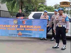 Personil Propam Membagikan Berkah Kepada Masyarakat di Hari Jum’at