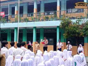 Police Goes to School Polsek Cipindoh di Sekolah Menengah Pertama Nurul Hikmah tentang pentingnya menjaga keamanan dan ketertiban di lingkungan sekolah