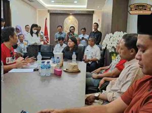 Warga Tergabung Di Aliansi Masyarakat Jakarta Utara, Gelar Aksi Demo Di Balaikota DKI Jakarta