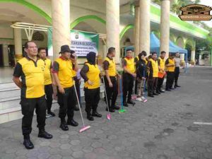 Jelang Ramadhan 1446 H, Jajaran Polres Metro Tangerang Kota Bebersih Masjid di Lingkungan