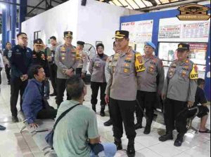 Sapa Sejumlah Pemudik di Posyan Terminal Poris Plawad, Kapolres Metro Tangerang Kota Beri Imbauan Kamtibmas