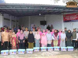 Peduli Bencana, Polri Serahkan Ratusan Paket Sembako kepada Warga Candulan, Cipondoh Kota Tangerang