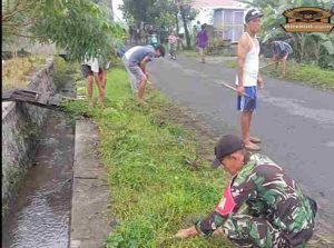 Gotong Royong Babinsa Klampok Dan Warga Bersihkan Sungai Untuk Cegah Banjir Dan Jaga Lingkungan