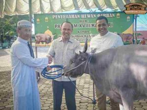 Berbagi Menyambut Idul Adha 1446 H, Pangdam Berikan Tiga Ekor Sapi Qurban di Masjid Istiqlal Kodam XVIII/Kasuari