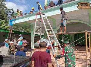 Membangun Kerukunan Dan Kebersamaan, Babinsa Karangsono Bersama Warga Gotong Royong Perehaban Masjid Baitun Nur