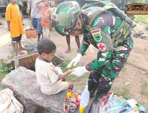 Satgas Pamtas Kewilayahan RI-PNG Yonif 763/SBA Laksanakan Pengobatan Gratis bagi Masyarakat di Pos Kokas