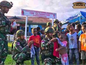 Binter Satgas Yonif 521/DY Berikan Sarana Penggalangan di Pos Eragayam