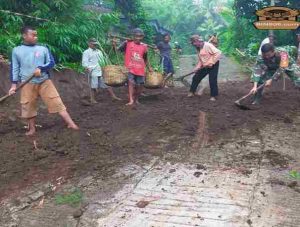 Minggu Bersih Babinsa Banjarsari Bersama Warga Gelar Kerja Bakti, Bersihkan Lingkungan Dan Akses Jalan Kampung