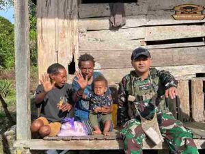 Satgas Yonif 521/DY Berbagi Kasih Door to Door kepada Masyarakat di Distrik Benawa