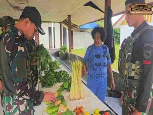Dansatgas Yonif 763/SBA Kunjungi Pasar Rakyat Maybrat, Beli Hasil Jualan Mama-Mama Papua