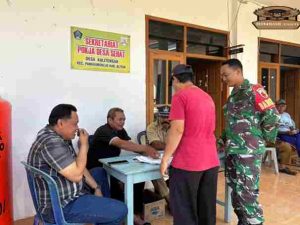 Babinsa Kalitengah Bersama Tiga Pilar Dampingi Penyaluran Bantuan Pangan Beras Bulog Untuk 502 Warga