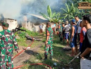 Gerak Cepat Tiga Pilar Kelurahan Garum Bersama Warga Padamkan Kebakaran Rumah di Kebonsari