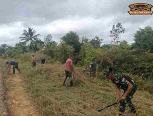 Personel Pos Asgon Satgas Yonif 123/Rajawali Laksanakan Karya Bhakti di Kampung Hafoe