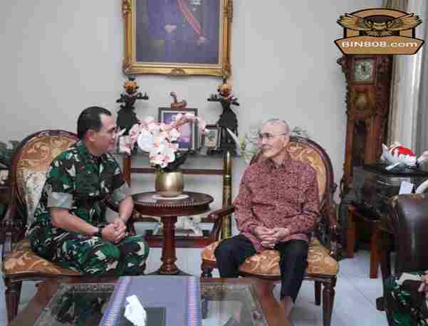 Anjangsana TNI ke Jenderal TNI (Purn) Try Sutrisno: Kita Tidak Boleh Melupakan Persatuan