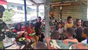 Prajurit Macan Kumbang Satgas Yonif 521/DY Gelar Makan Bergizi Bersama Anak-Anak Papua di Kurima
