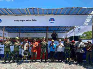 Bantuan Sosial Satgas Yonif 521/DY Dalam Rangka Peresmian Gereja Baptis Zaitun Elelim di Kampung Honita