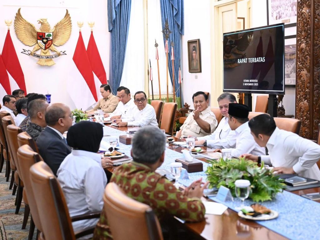 Presiden Prabowo Pimpin Rapat Terbatas Bahas Percepatan Penanggulangan Kemiskinan Melalui Pendidikan dan Pemberdayaan Masyarakat