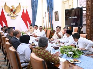 Presiden Prabowo Pimpin Rapat Terbatas Bahas Percepatan Penanggulangan Kemiskinan Melalui Pendidikan dan Pemberdayaan Masyarakat
