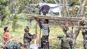 Manunggal TNI-Rakyat Satgas Yonif 521/DY Gotong royong bangun honai di Distrik Eragayam