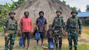 Binter Peduli Kasih Satgas Yonif 521/DY Memperkuat Hubungan Harmonis di Distrik Napua