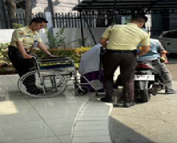 Pelayanan Humanis, Security BRI Bintaro Dampingi Nasabah Pensiunan Lansia Pengguna Kursi Roda