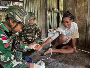 Bakti Kesehatan TNI di Papua: Satgas Yonif 521/DY Layani Warga Terisolir Door to Door di Pedalaman Jayapura