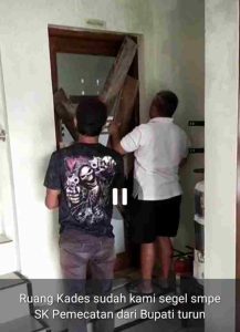 Forum Masyarakat Padamenak Tutup Kantor Desa, Tuntut Bupati Copot Kepala Desa